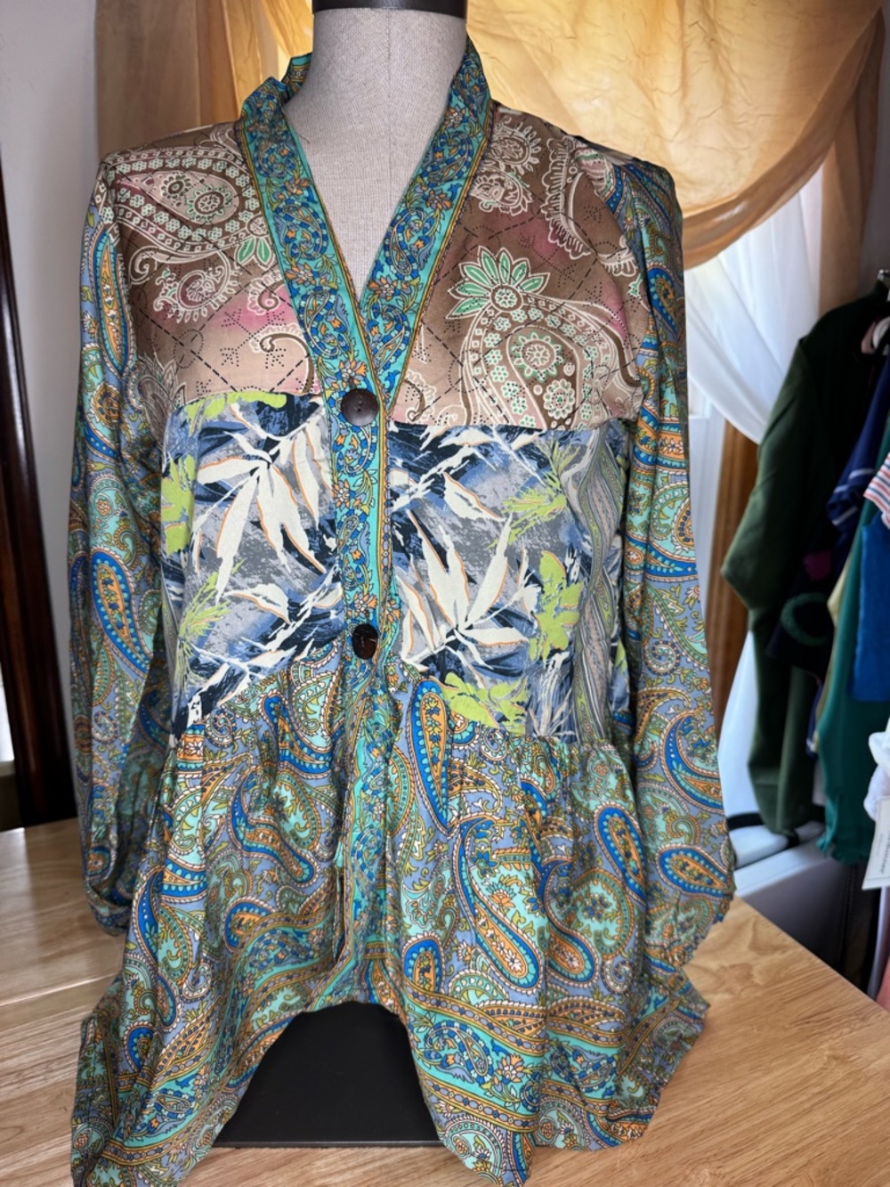 Women’s Green Paisley Tiered Boho Top High Low Wood Buttons OS